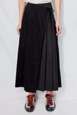 WNDERKAMMERPleats Wrap Skirt - Black 13 WNDERKAMMERPleats Wrap Skirt - Black -Drape Hut Sales Store Black Pleats Wrap Skirt 20231018003706